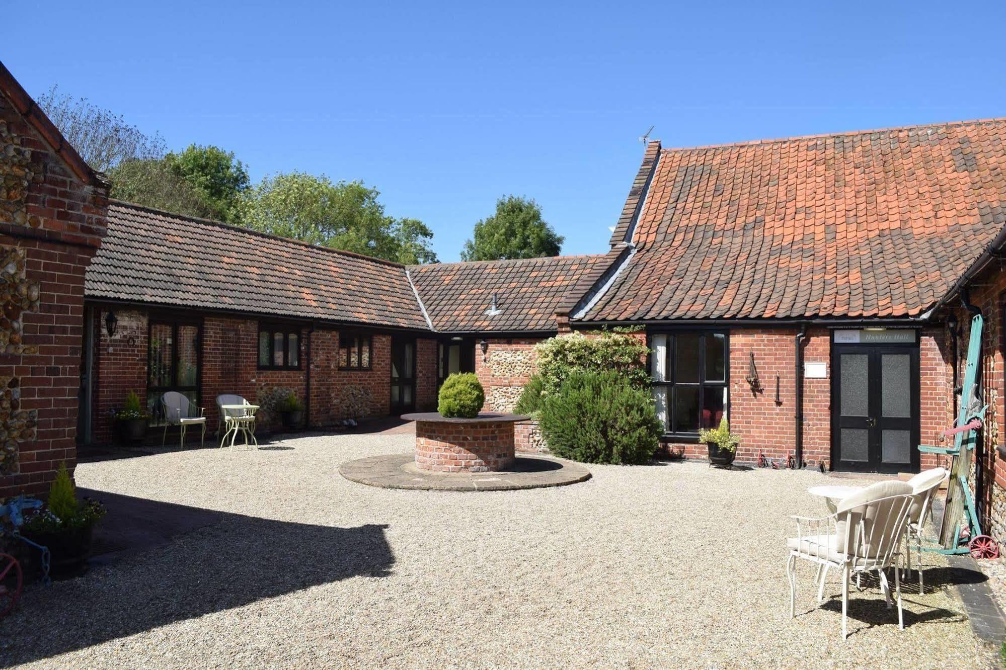 At The Farmhouse Hunters Hall Hotel Dereham Eksteriør billede