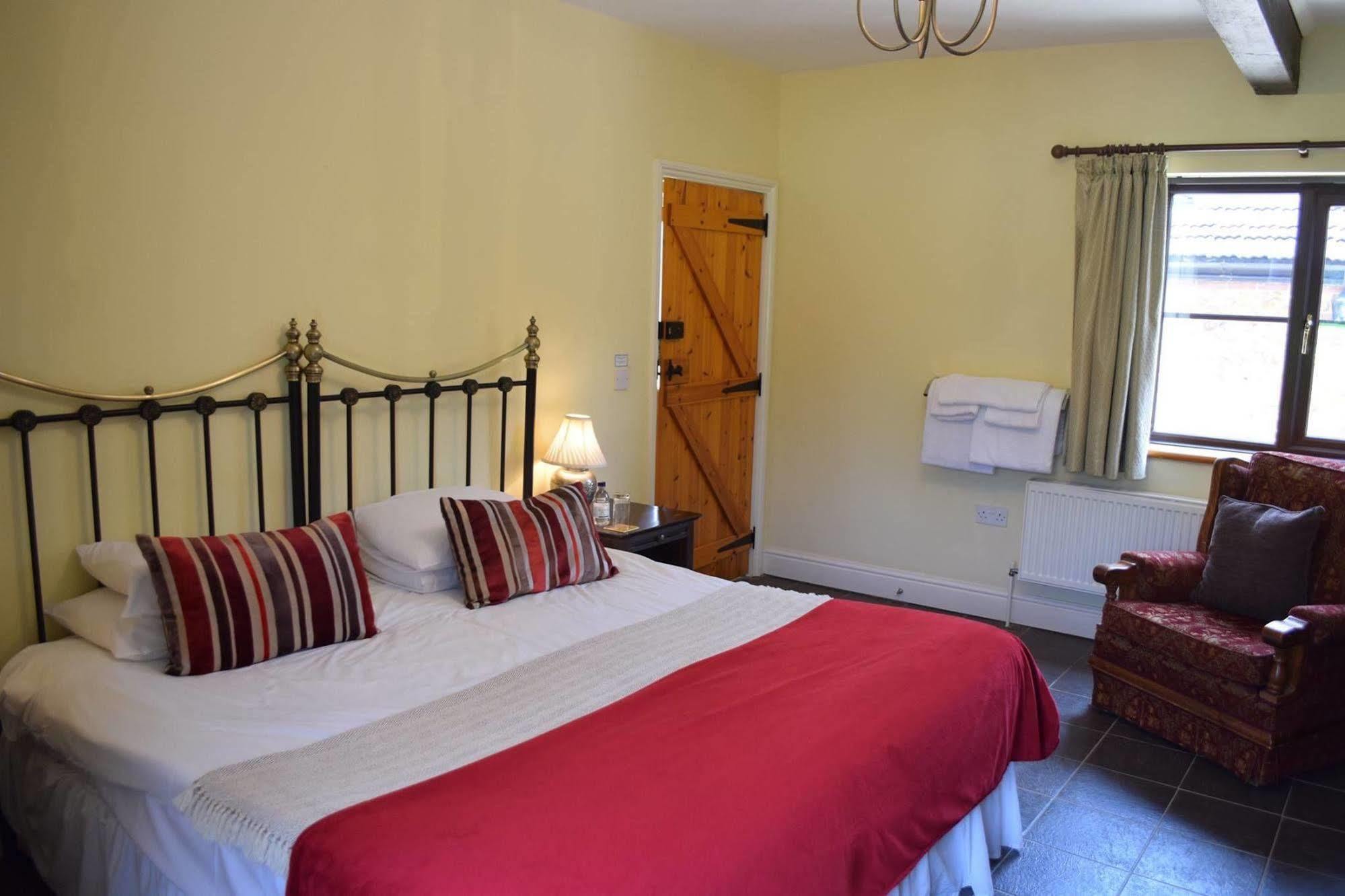 At The Farmhouse Hunters Hall Hotel Dereham Eksteriør billede